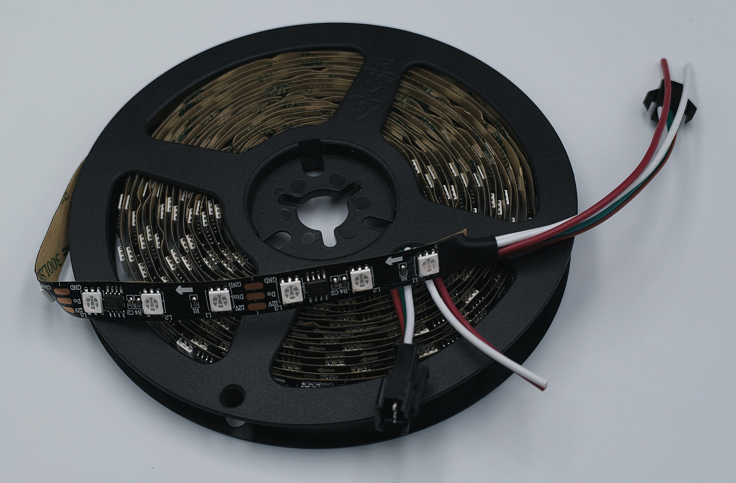 WS2811 RGB LED-Streifen mit schwarzer Platine auf Rolle