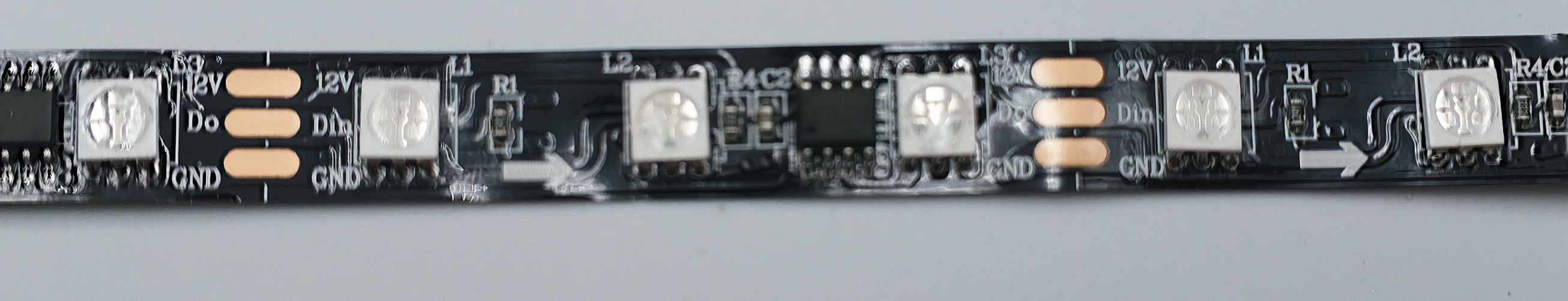 WS2811 RGB LED-Streifen – Detail der schwarzen Platine