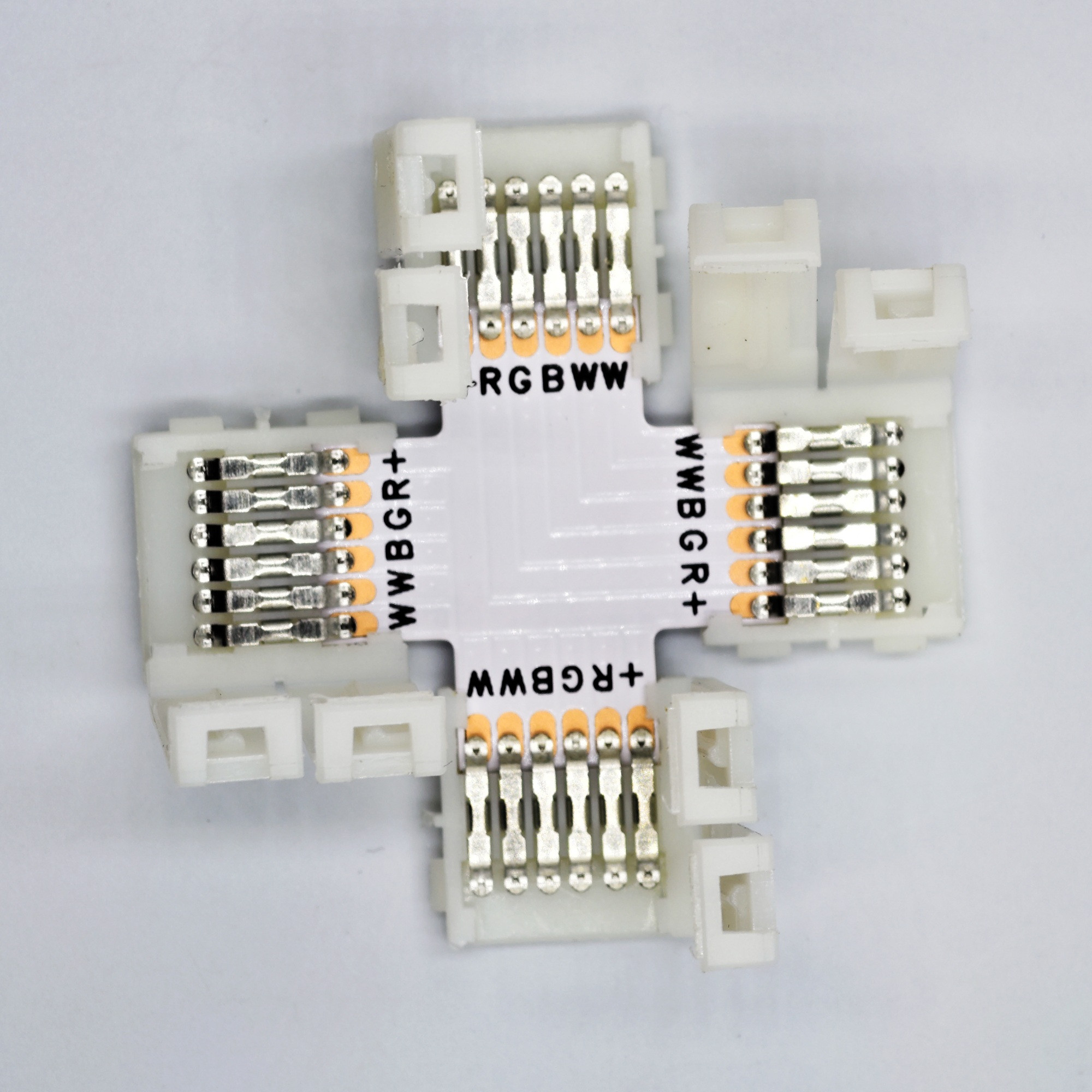 Kreuzverbinder-Set RGB+CCT 12 mm 6-polig – geöffnete Kontakte