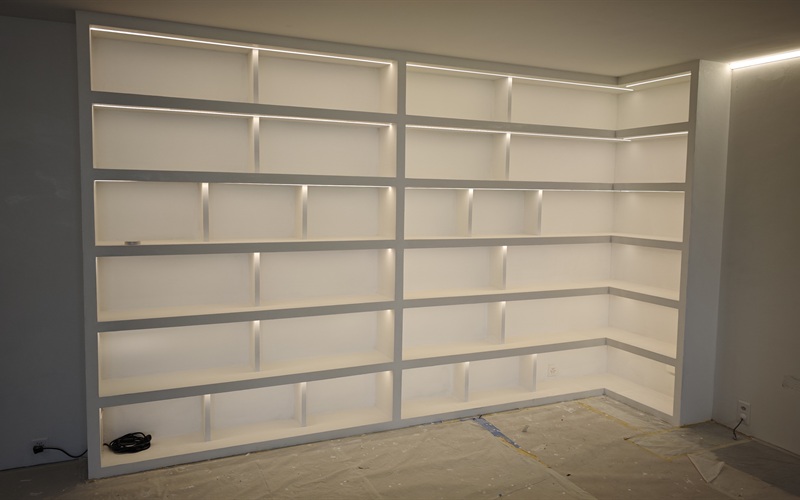 Warm beleuchtetes Einbauregal mit LED-Lichtleisten