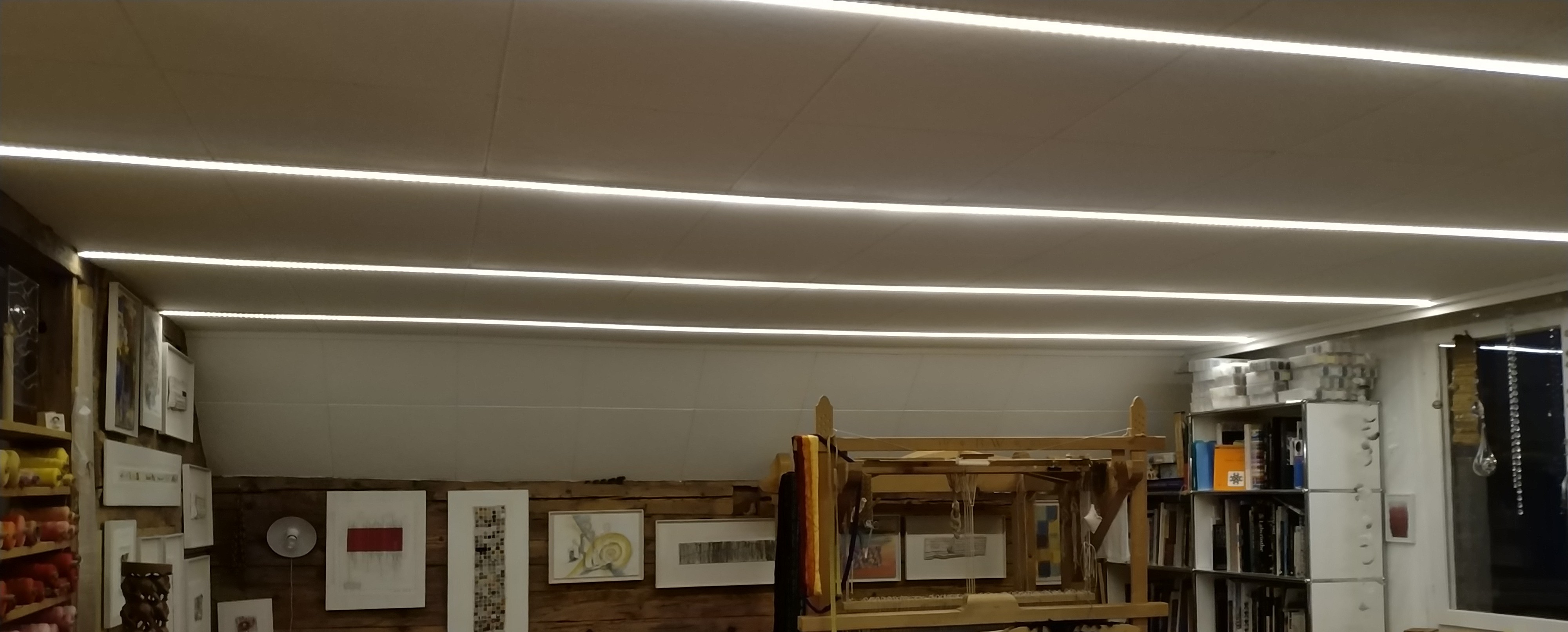 Drei leuchtende Flaschenlichter vor dunkelblauem Hintergrund
